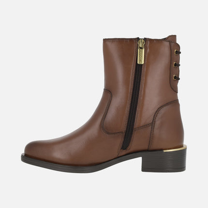 Botines de piel color camel con relieve de escudo