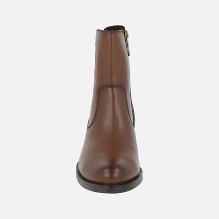 Botines de piel color camel con relieve de escudo