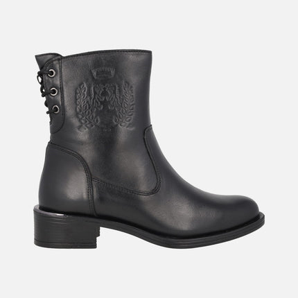 Botines de piel con relieve de escudo y cordones en la caña