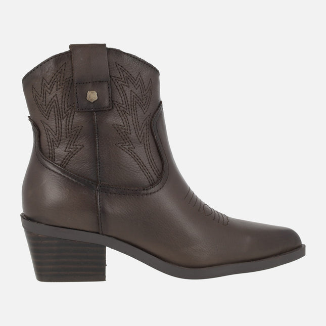 Botines de piel estilo cowboy con detalle de bordados