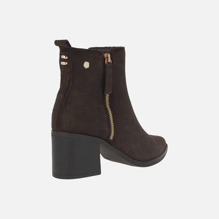 Wide-heeled ankle boots in dark brown suede with zipper decoration