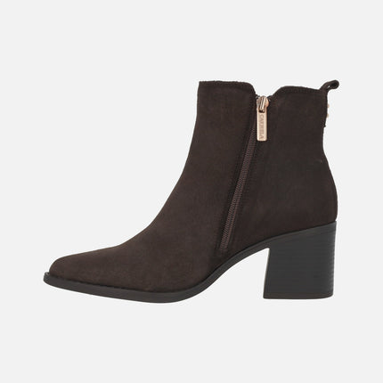 Wide-heeled ankle boots in dark brown suede with zipper decoration