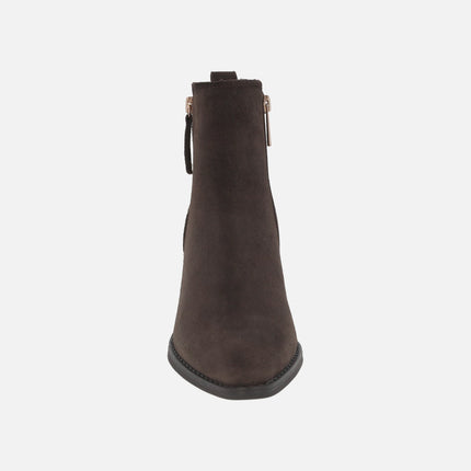 Wide-heeled ankle boots in dark brown suede with zipper decoration