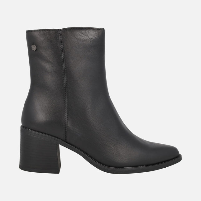 Botines negros de piel con tacones anchos