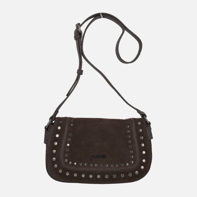 Bolsos bandolera de serraje y sintéticos con tapa y tachas metálicas