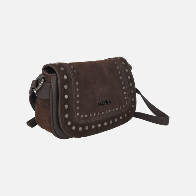 Bolsos bandolera de serraje y sintéticos con tapa y tachas metálicas
