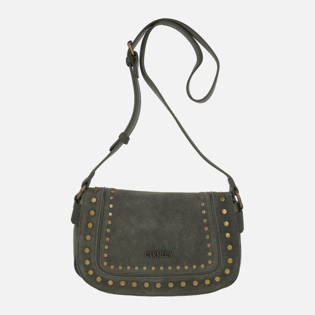 Bolsos bandolera de serraje y sintéticos con tapa y tachas metálicas