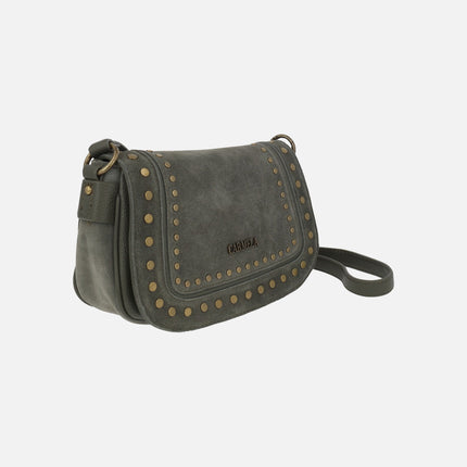 Bolsos bandolera de serraje y sintéticos con tapa y tachas metálicas