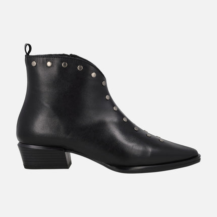 Botines de tacón bajo con adorno de tachas metálicas