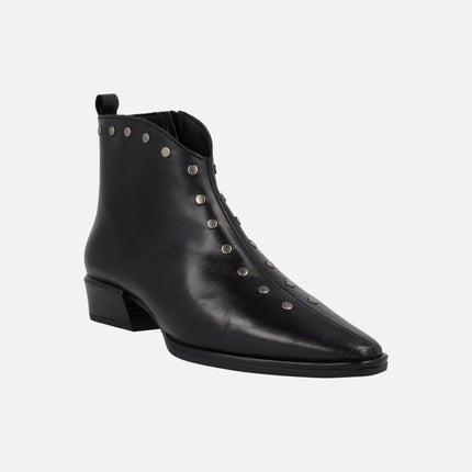 Botines de tacón bajo con adorno de tachas metálicas