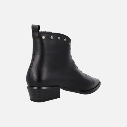 Botines de tacón bajo con adorno de tachas metálicas