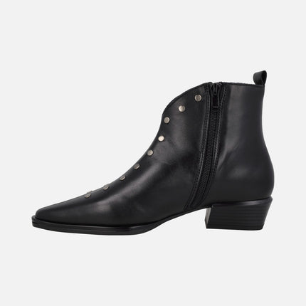 Botines de tacón bajo con adorno de tachas metálicas