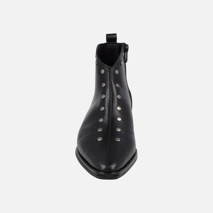 Botines de tacón bajo con adorno de tachas metálicas