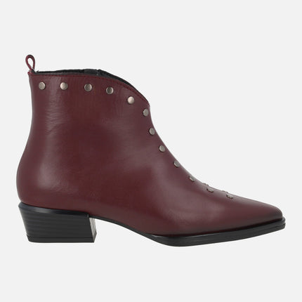 Botines de tacón bajo con adorno de tachas metálicas