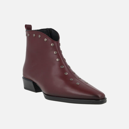 Botines de tacón bajo con adorno de tachas metálicas