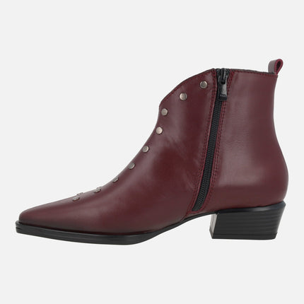 Botines de tacón bajo con adorno de tachas metálicas