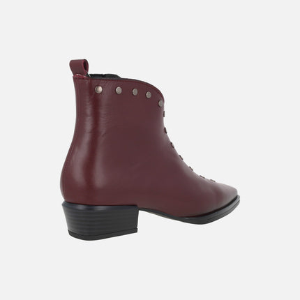 Botines de tacón bajo con adorno de tachas metálicas