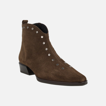 Botines de tacón bajo con adorno de tachas metálicas