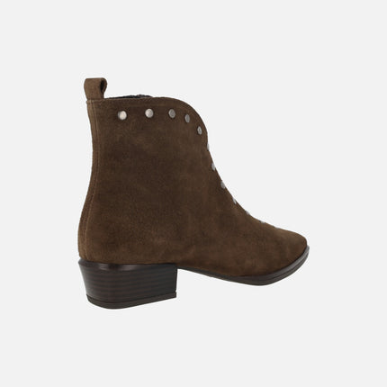 Botines de tacón bajo con adorno de tachas metálicas