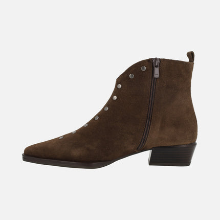 Botines de tacón bajo con adorno de tachas metálicas