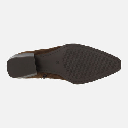 Botines de tacón bajo con adorno de tachas metálicas