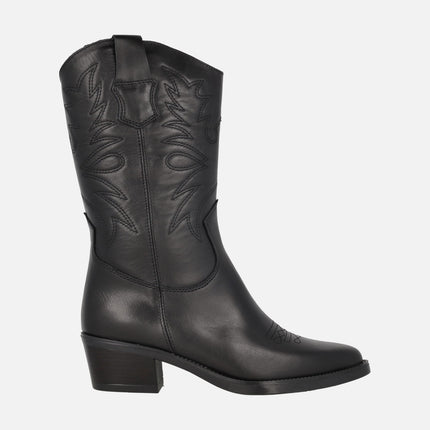 Botas negras de piel estilo cowboy con detalle de bordados