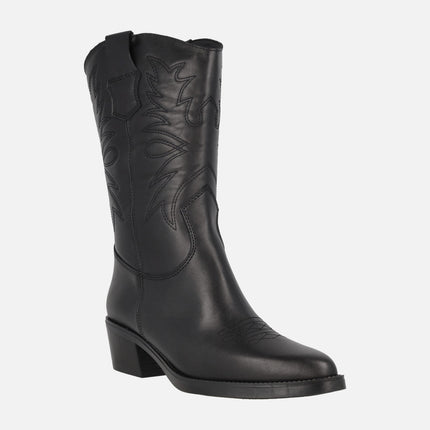 Botas negras de piel estilo cowboy con detalle de bordados