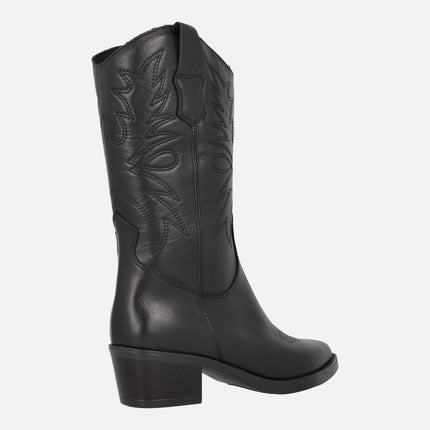 Botas negras de piel estilo cowboy con detalle de bordados