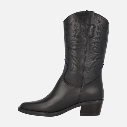 Botas negras de piel estilo cowboy con detalle de bordados