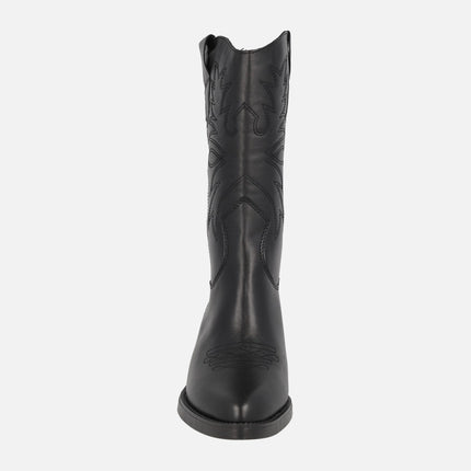 Botas negras de piel estilo cowboy con detalle de bordados