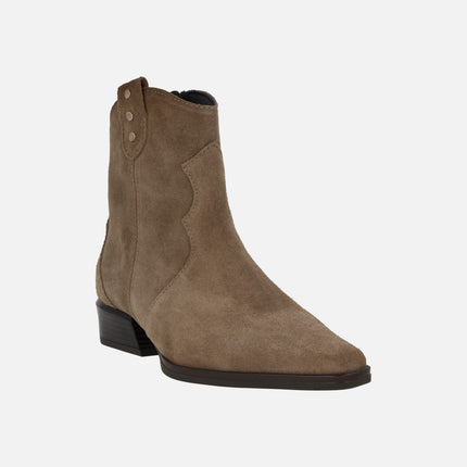 Botines estilo cowboy en serraje taupe