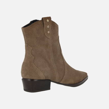 Botines estilo cowboy en serraje taupe