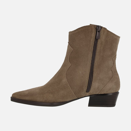 Botines estilo cowboy en serraje taupe