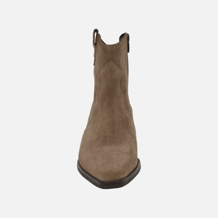 Botines estilo cowboy en serraje taupe