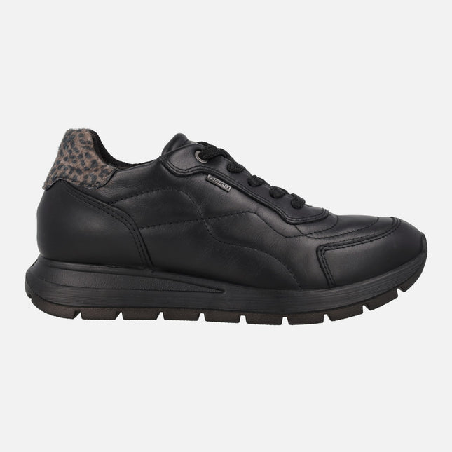 Deportivos negros de piel con membrana GORE-TEX y talón en animal print
