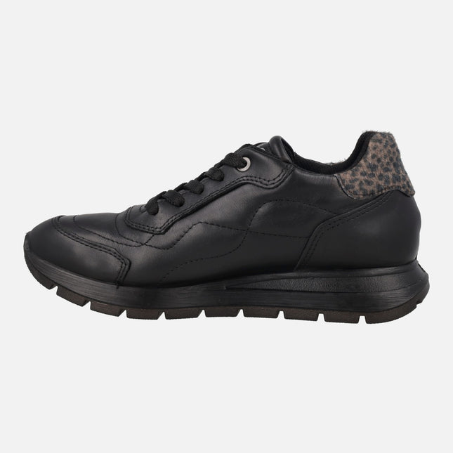 Deportivos negros de piel con membrana GORE-TEX y talón en animal print