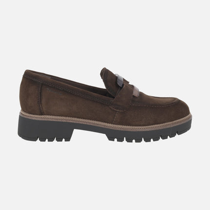 Mocasines para mujer en serraje marrón con adorno en el empeine