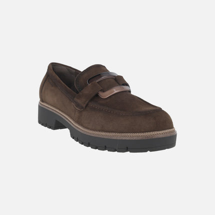 Mocasines para mujer en serraje marrón con adorno en el empeine