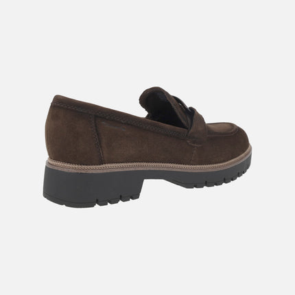 Mocasines para mujer en serraje marrón con adorno en el empeine