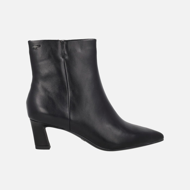 Heeled ankle boots in black leather with a pointed toe