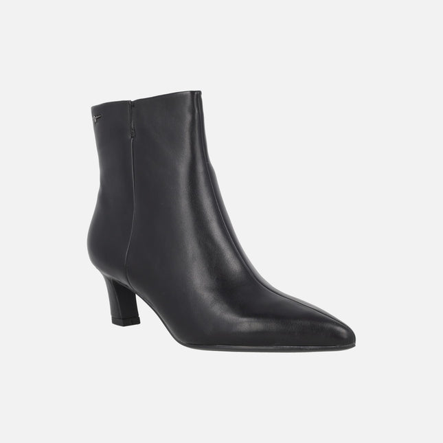 Heeled ankle boots in black leather with a pointed toe