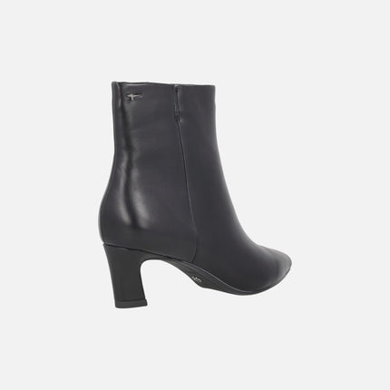 Botines de tacón en piel negra con puntera afilada