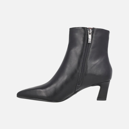 Botines de tacón en piel negra con puntera afilada