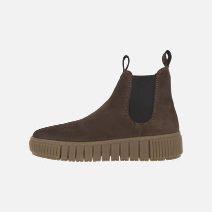 Botines estilo chelsea en nobuck marrón con tiradores