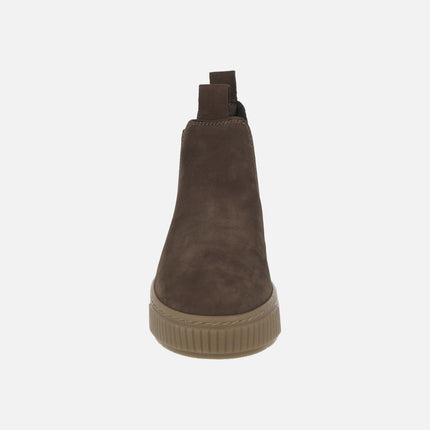 Botines estilo chelsea en nobuck marrón con tiradores