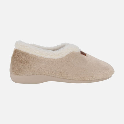Zapatillas de casa cerradas para mujer en pelo beige con ribete en crudo