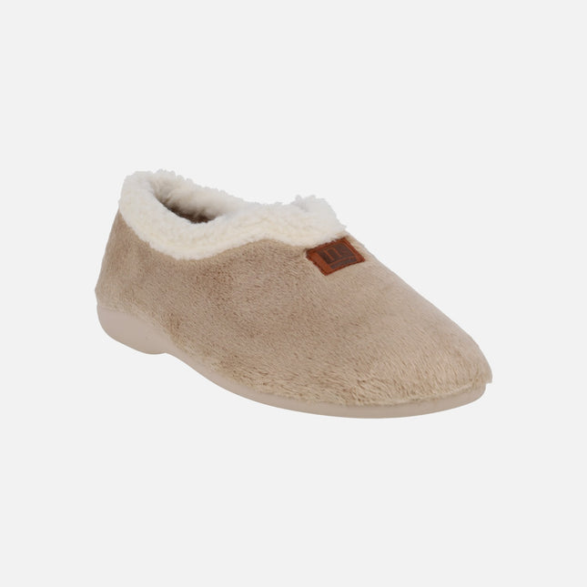 Zapatillas de casa cerradas para mujer en pelo beige con ribete en crudo