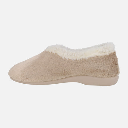 Zapatillas de casa cerradas para mujer en pelo beige con ribete en crudo
