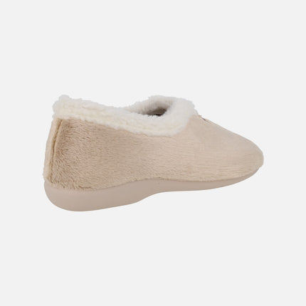 Zapatillas de casa cerradas para mujer en pelo beige con ribete en crudo