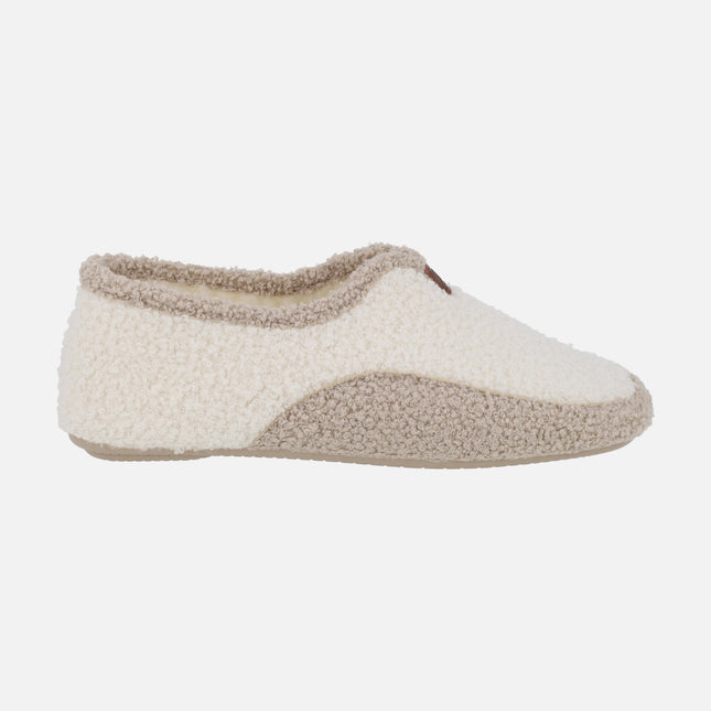Zapatillas de casa cerradas para mujer en tejido borreguillo bicolor crudo y beige